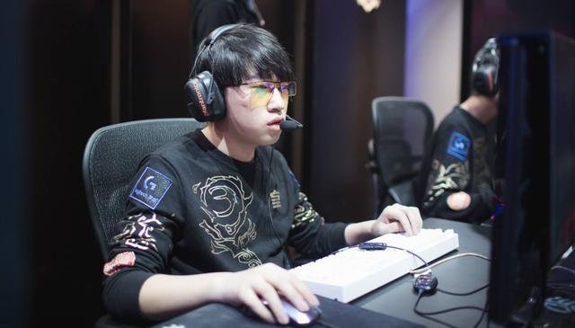 埃贝尔：拜仁已和卡尔续约至29年，他的盘带让我想起梅西